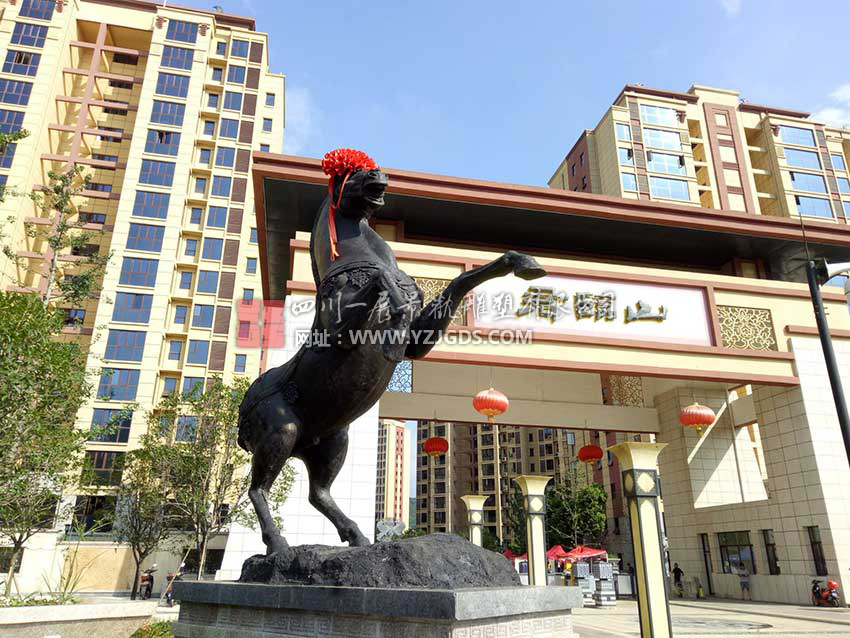 襄陽君臨山(shān)雕塑
