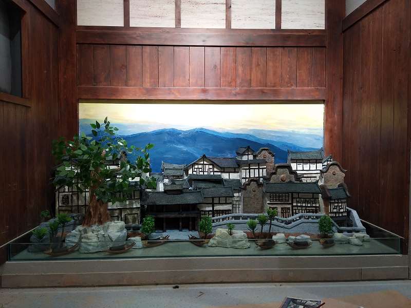 自(zì)貢沿灘工(gōng)業(yè)園區(qū)《仙市(shì)古鎮》雕塑-一(yī)展景觀雕塑制(zhì)作(zuò)